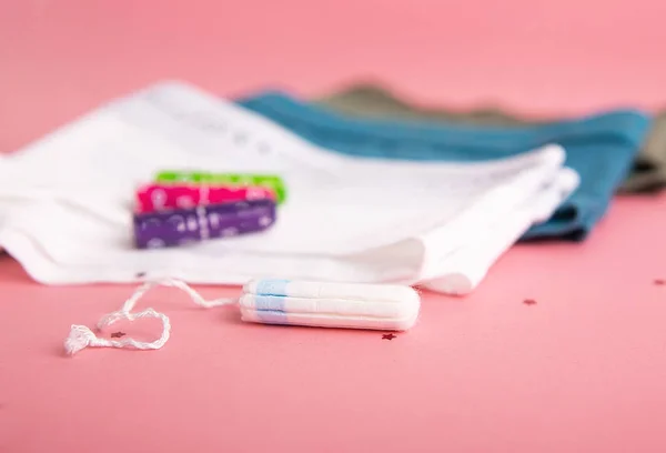 Tampon op een roze achtergrond. — Stockfoto