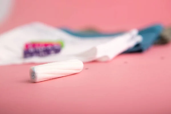 Tampon op een roze achtergrond. — Stockfoto