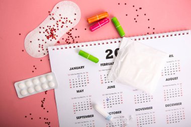 Pembe arka planda tıbbi kadın tamponu.
