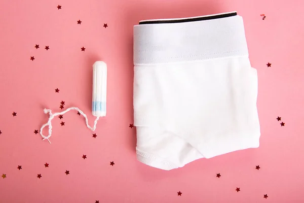 Medische vrouwelijke tampon op een roze achtergrond. — Stockfoto