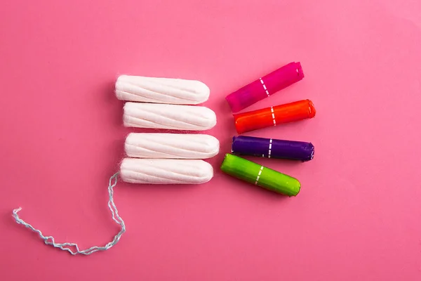 Medicinsk kvinnlig tampong på rosa bakgrund. — Stockfoto