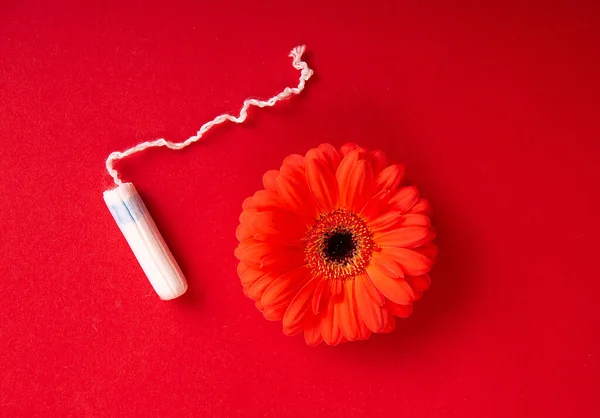 Tampão feminino médico em um fundo rosa . — Fotografia de Stock