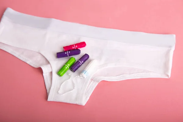 Tampon pada latar belakang merah muda . — Stok Foto