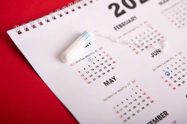 Tampão feminino médico em um fundo rosa . — Fotografia de Stock