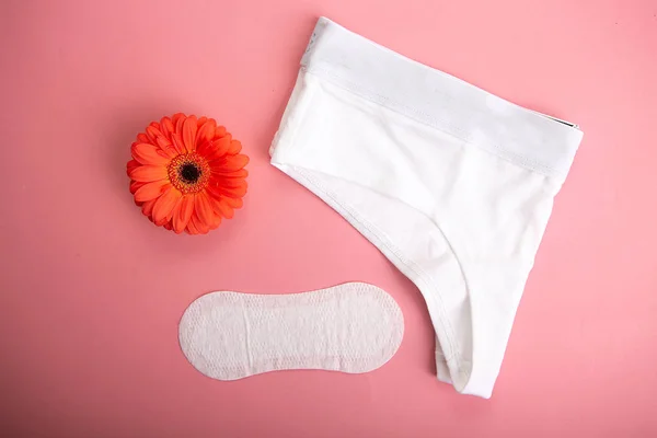 Medische vrouwelijke tampon op een roze achtergrond. — Stockfoto