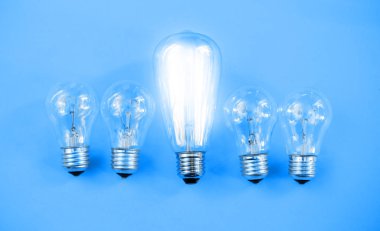 Takım konsepti, hedefe ulaş, takım çalışması konsepti özgürlük, kopyalama alanı. Mavi arka planda beş ampul var ve biri parlıyor..