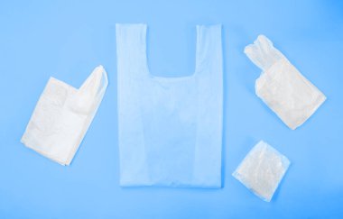 Klasik mavi renkte plastik torba ve eko arasında seçim yap. Sıfır kayıp. Ekoloji ve Çevresel Kurtarma Dünya Kavramı.