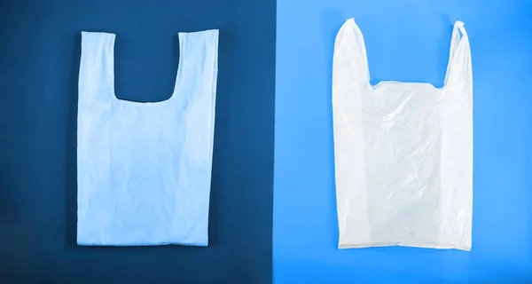 古典的な青の色のビニール袋とエコの間の選択 廃棄物ゼロ生態系と環境 World Concept — ストック写真