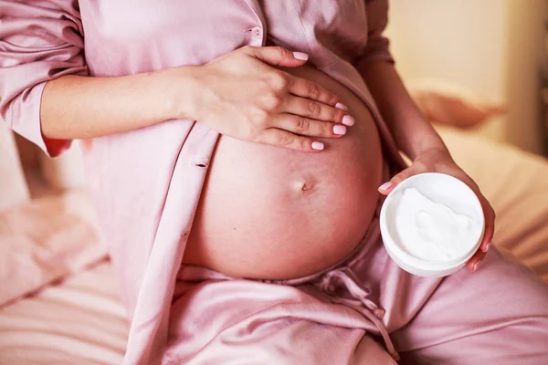 Zwangerschap Zwangere Vrouw Verspreiden Crème Buik Slaapkamer — Stockfoto