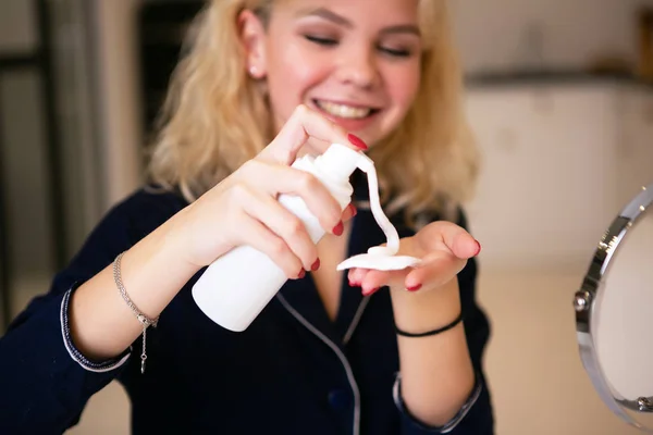 女の子は化粧、顔のケア、顔の皮膚を行う準備ができて. — ストック写真