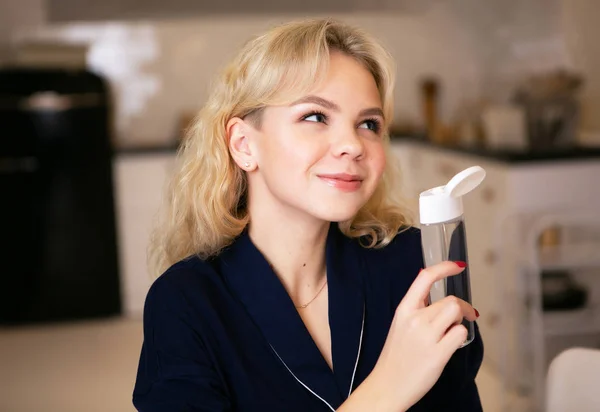 Menina se preparando para fazer maquiagem, cuidados com o rosto, pele facial . — Fotografia de Stock