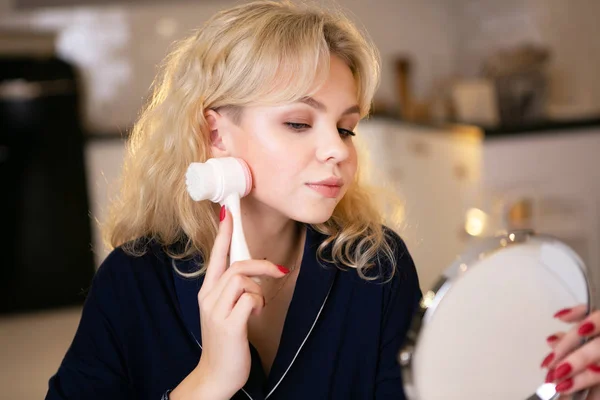 Mädchen machen sich bereit für Make-up, Gesichtspflege, Gesichtshaut. — Stockfoto