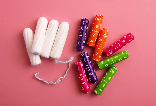 Medische vrouwelijke tampon op een roze achtergrond. — Stockfoto