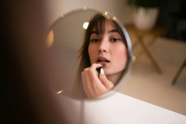 Porträt eines schönen Mädchens im Spiegel, Make-up, Schönheit, Hautpflege. — Stockfoto