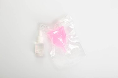 Adet bardağı. Adet dönemi konsepti.