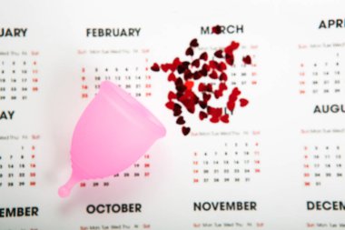 Adet bardağı. Adet dönemi konsepti.