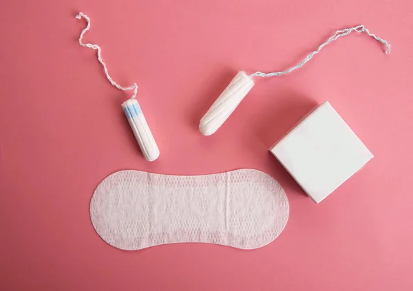 Medizinischer weiblicher Tampon auf rosa Hintergrund. — Stockfoto