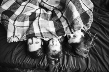 Genç Aile eğleniyor. Birlikte Evde.