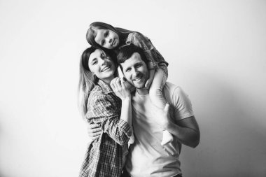 Genç Aile eğleniyor. Birlikte Evde.