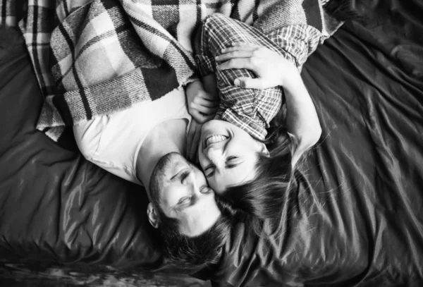 Casal feliz deitado na cama juntos . — Fotografia de Stock