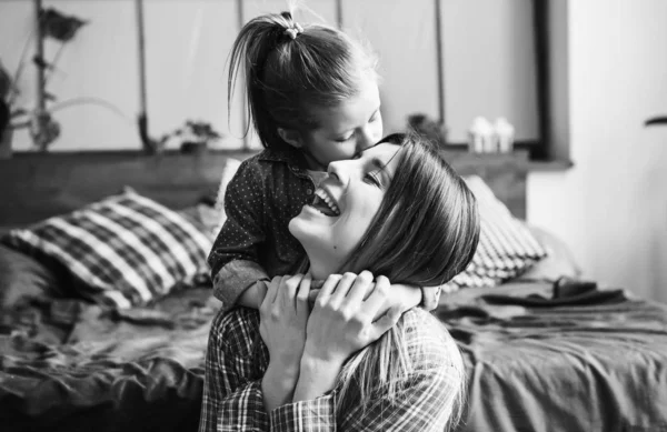 Jonge familie heeft plezier. Samen thuis. — Stockfoto