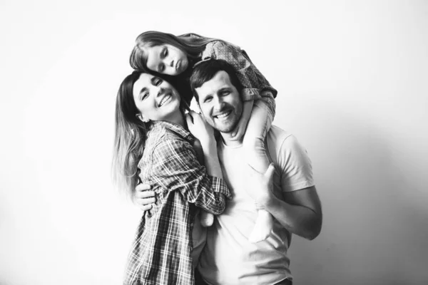 Familia joven divirtiéndose. Juntos en casa . — Foto de Stock