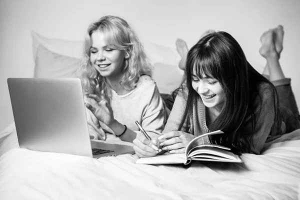 Lachende Vrouwelijke Studenten Die Thuis Studeren Met Een Laptop Zwart — Stockfoto