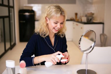 Kız makyaj, yüz bakımı, yüz bakımı yapmaya hazırlanıyor..