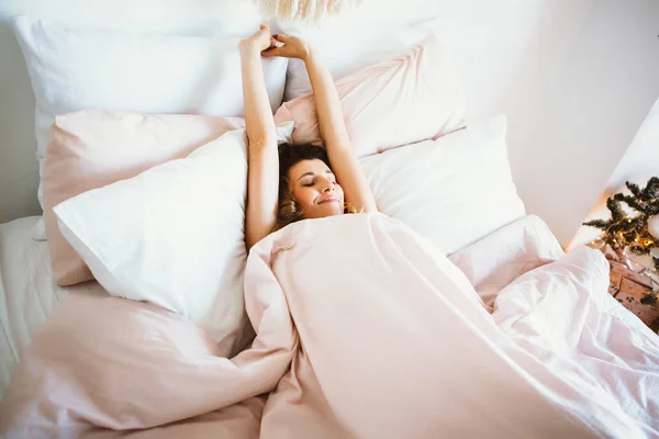 Femeie întinsă în pat după ce s-a trezit — Fotografie, imagine de stoc