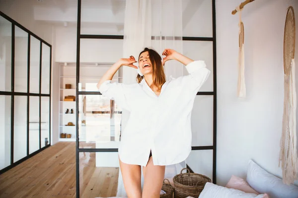 Mooie vrouw hebben prima op haar slaapkamer. — Stockfoto