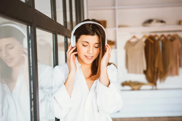 Niña descanso en casa, escuchar música . — Foto de Stock