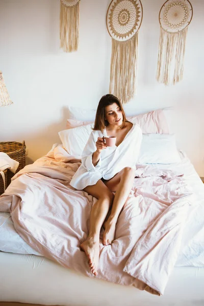 Γυναίκα που τεντώνεται στο κρεβάτι μετά το ξύπνημα — Φωτογραφία Αρχείου