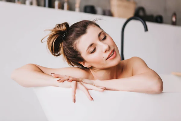Beautiful woman relaxing in the bathtube. — Stock Photo, Image