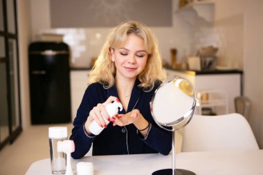 Kız makyaj, yüz bakımı, yüz bakımı yapmaya hazırlanıyor..