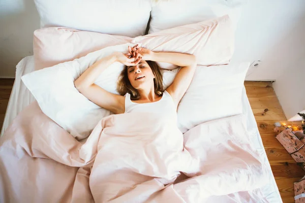 Femeie întinsă în pat după ce s-a trezit — Fotografie, imagine de stoc