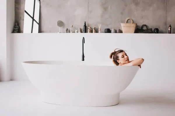 Mulher bonita relaxante no tubo de banho . — Fotografia de Stock