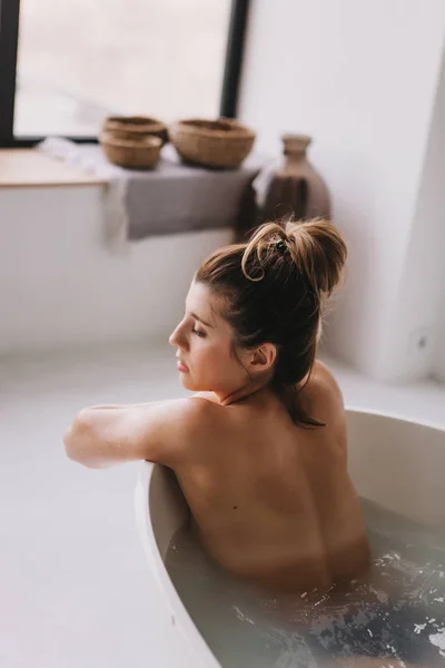 Hermosa mujer relajándose en el baño . — Foto de Stock