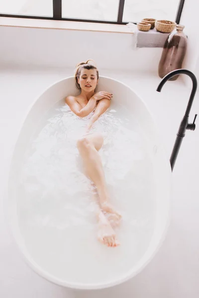 Hermosa mujer relajándose en el baño . —  Fotos de Stock