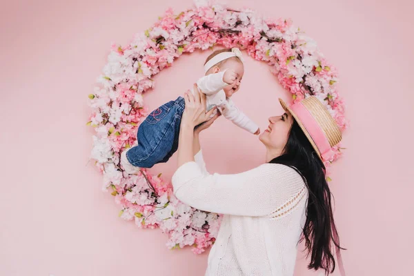 Matka a dítě dívka hrát, líbání a objímání. — Stock fotografie