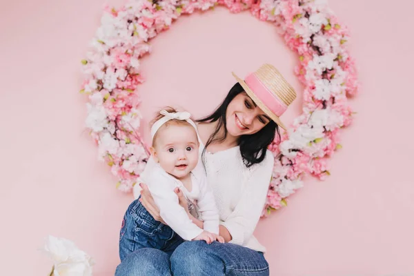 Matka a dítě dívka hrát, líbání a objímání. — Stock fotografie