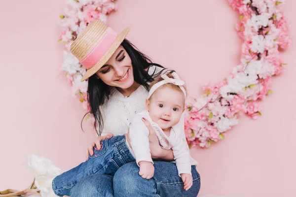 Mãe e criança menina brincando, beijando e abraçando . — Fotografia de Stock