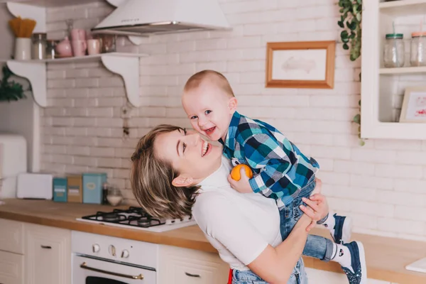 Máma a syn si hrají v kuchyni. — Stock fotografie