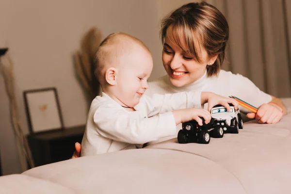 Mamma e il suo bambino figlio gioca con l'auto . — Foto Stock