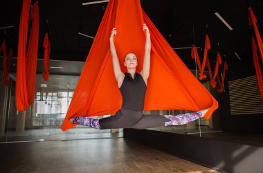 Yoga hocası jimnastik salonunda yoga yapıyor..