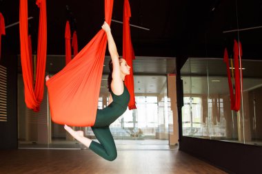 Yoga hocası jimnastik salonunda yoga yapıyor..