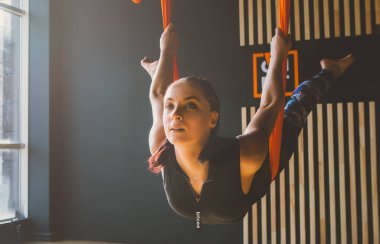 Yoga hocası jimnastik salonunda yoga yapıyor..