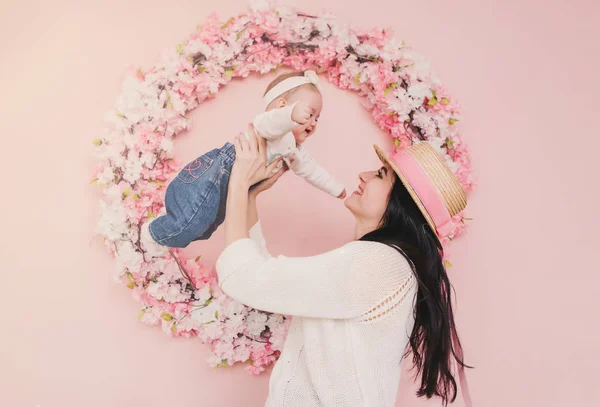 Mère et enfant fille jouer, embrasser et étreindre . — Photo