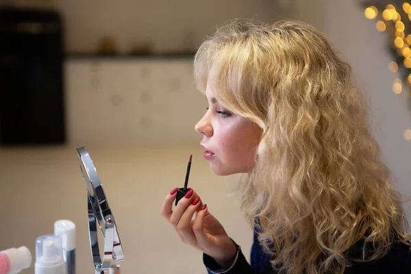 Ragazza si prepara a fare il trucco, la cura del viso, la pelle del viso . — Foto Stock