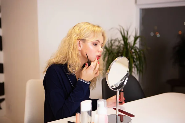 Chica preparándose para hacer maquillaje, cuidado de la cara, la piel facial . — Foto de Stock