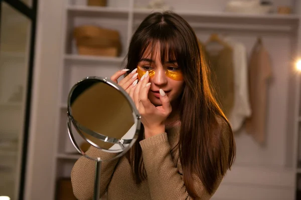 Junge attraktive Frau mit Maske unter den Augen — Stockfoto